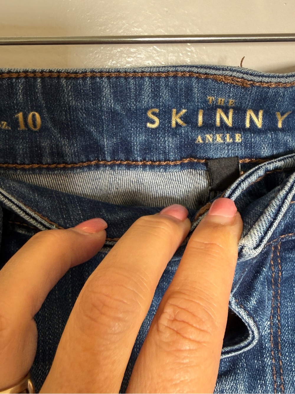 White House Black Market Women's 10 Skinny Ankle Jeans with Zipper Details - Picture 5 of 9